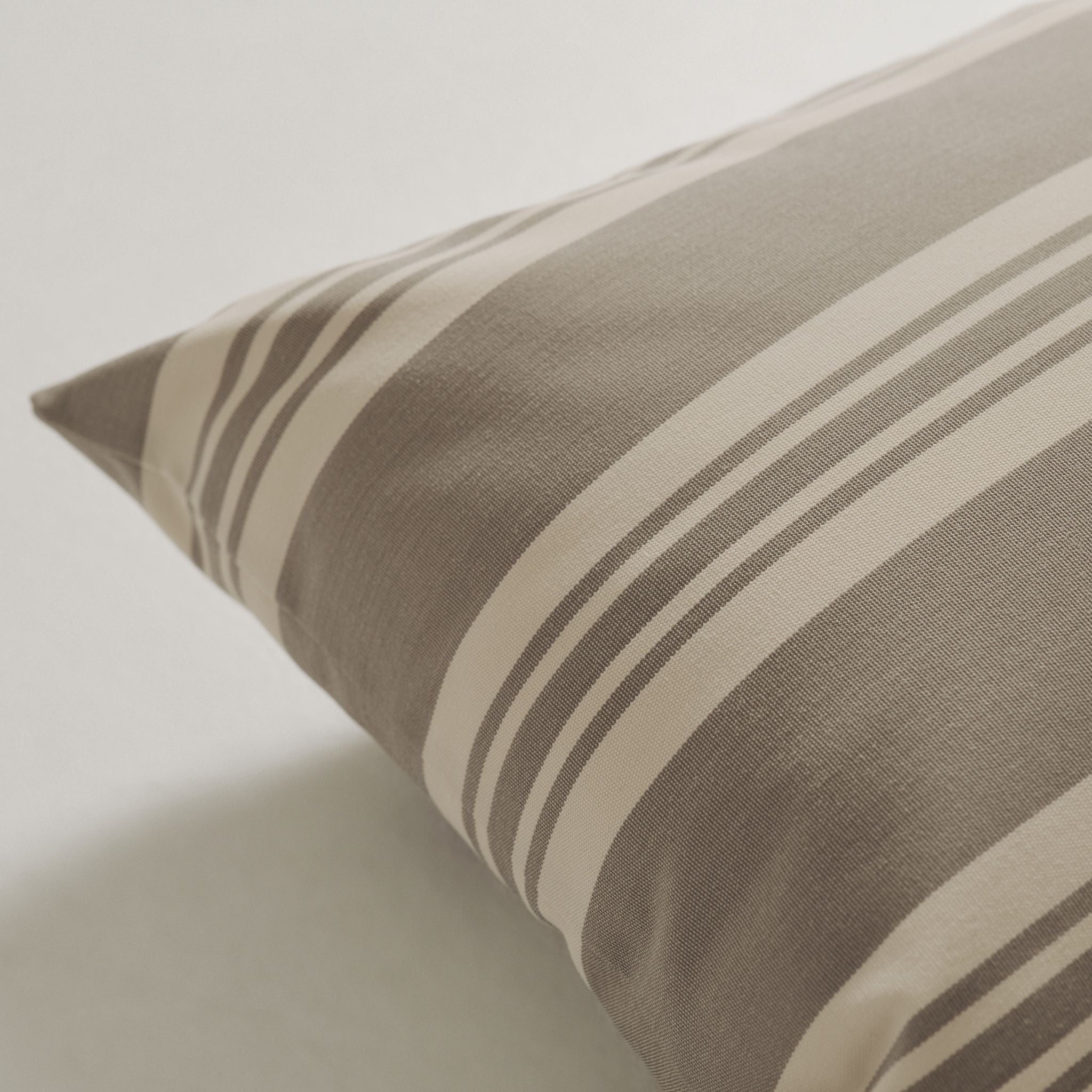 Outdoor-Kissen 40x60 - Grau gestreift