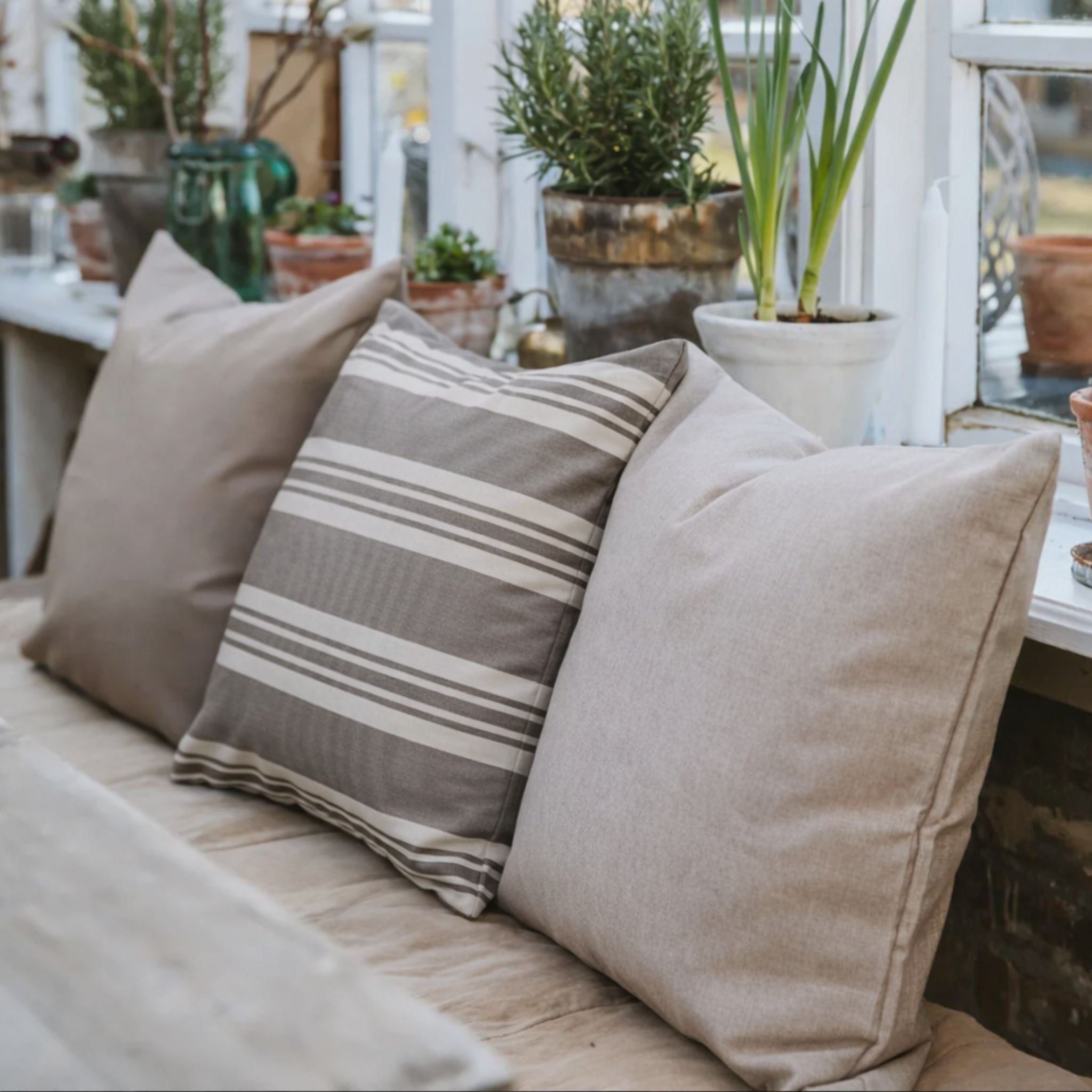 Outdoor-Kissen 50x50 - Grau gestreift