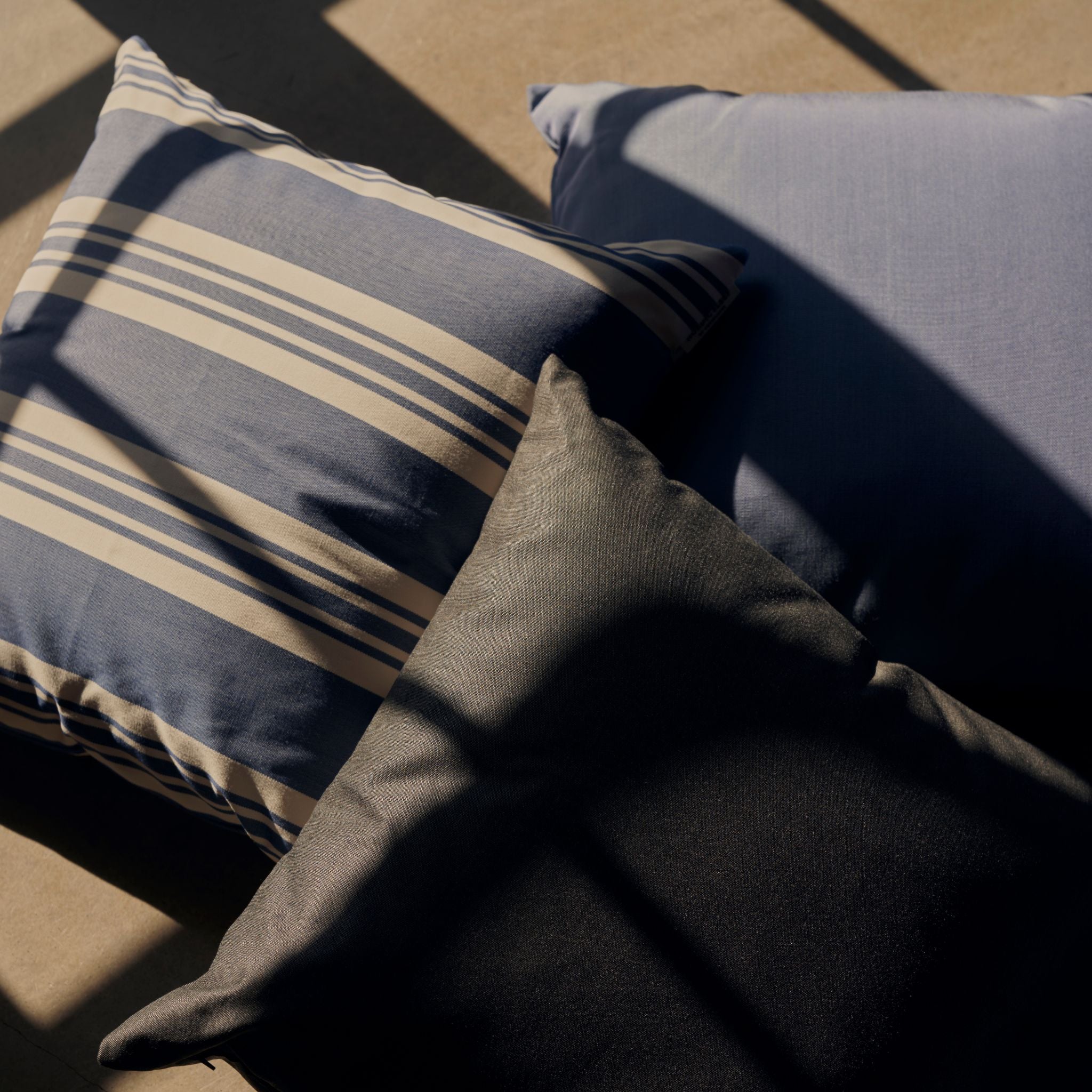 Outdoor-Kissen 50x50 - Blau gestreift (Auslaufende Farbe)