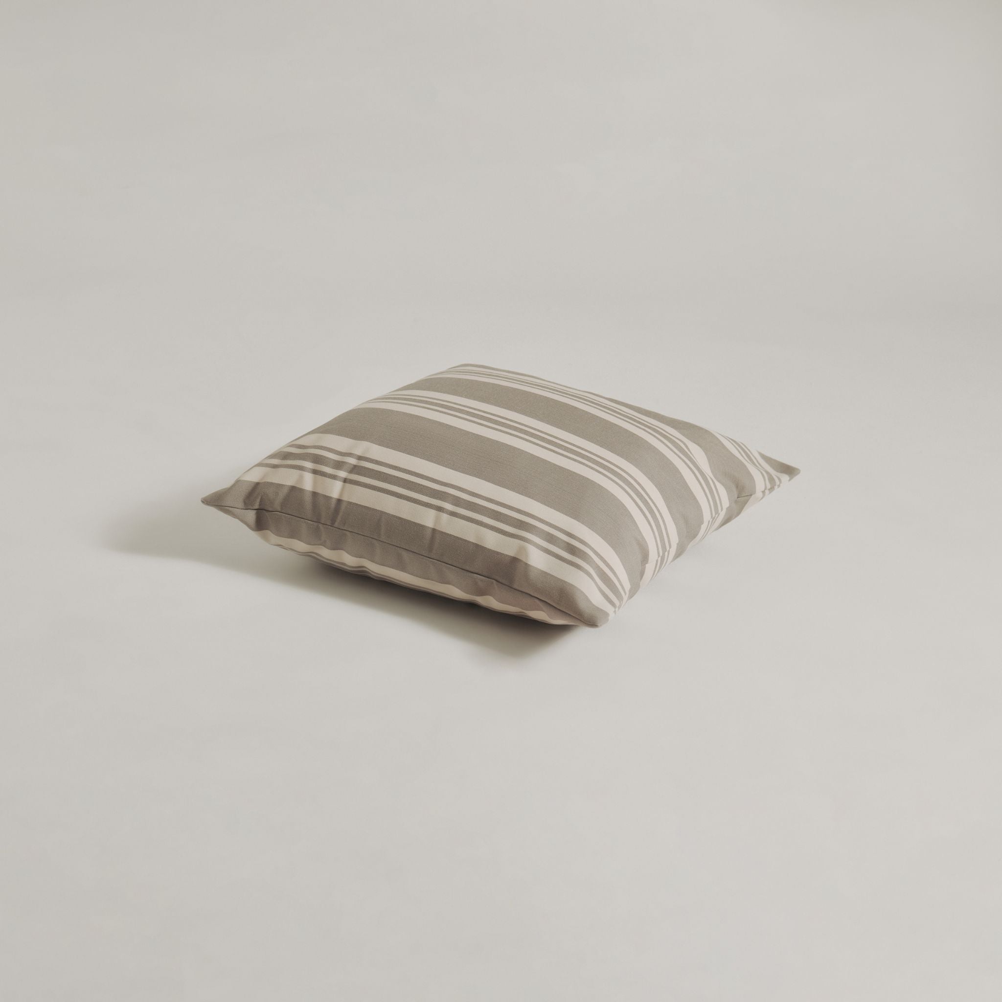 Outdoor-Kissen 50x50 - Grau gestreift