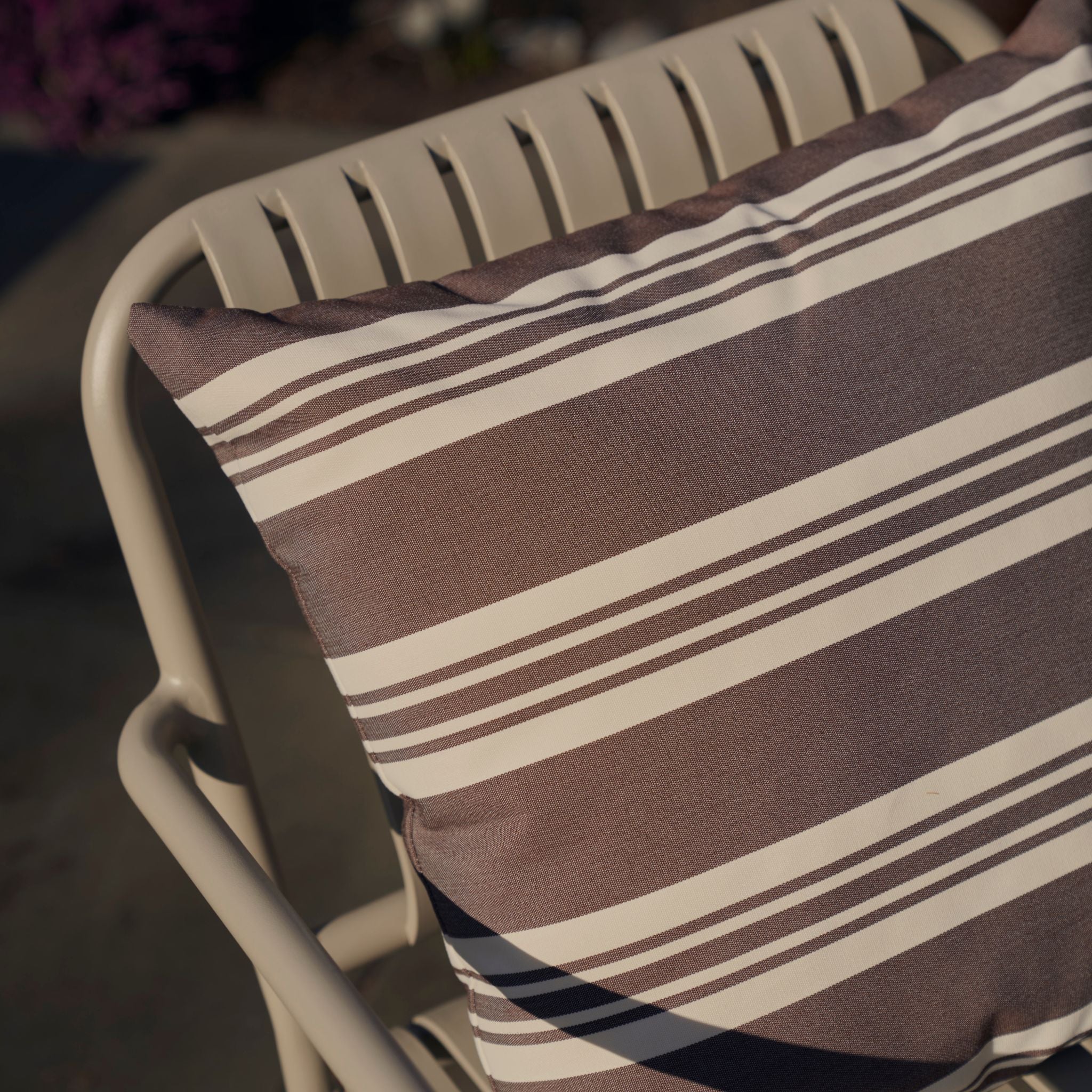 Outdoor-Kissen 50x50 - Dunkelbraun gestreift